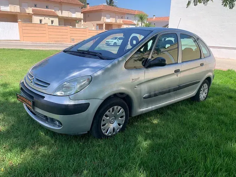 Usado Citroën Xsara Picasso Exclusive 110 CV (80 kW) 2010 Gris / plata Monovolumen