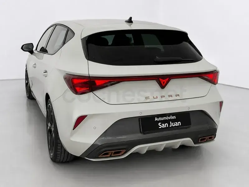 Usado Cupra Leon 204 CV (150 kW) 2025 Gris / plata Berlina