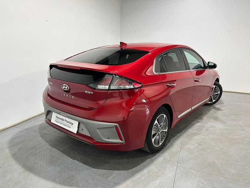 Usado Hyundai Ioniq Style 141 CV (103 kW) 2022 Rojo Utilitario