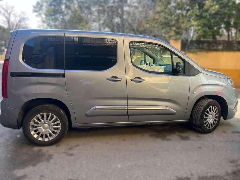 Usado Toyota Proace Active 131 CV (96 kW) 2022 Gris Monovolumen