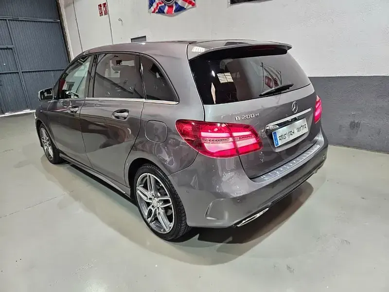 Usado Mercedes B200 136 CV (100 kW) 2017 Gris / plata Utilitario