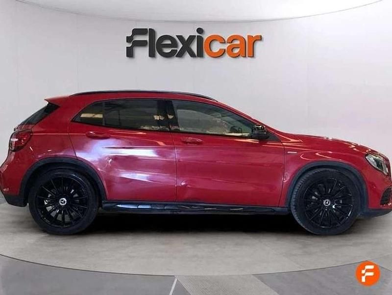 Usado Mercedes GLA180 122 CV (89 kW) 2020 Rojo SUV