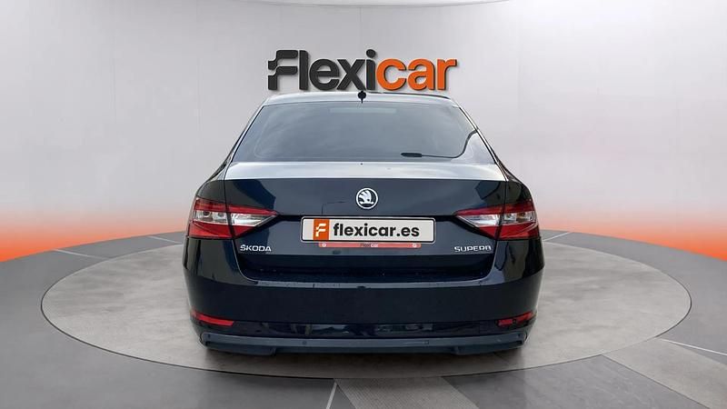 Usado Skoda Superb Active 150 CV (110 kW) 2018 Negro Familiar