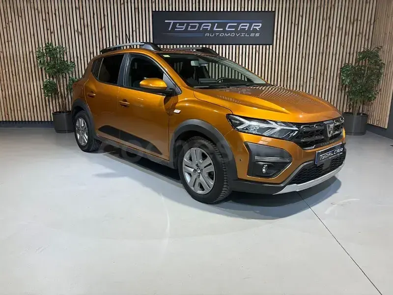 Usado Dacia Sandero Comfort 90 CV (66 kW) 2021 Naranja Berlina