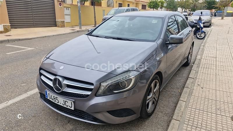 Usado Mercedes A180 Urban 109 CV (80 kW) 2015 Gris / plata Berlina