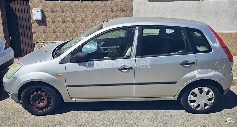 Gris / plata Usado 2002 Ford Fiesta Ambiente Utilitario | 1000 € (Super precio) - Imagen 1/4