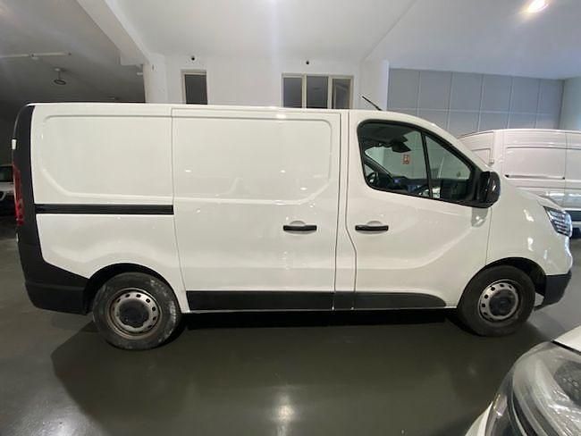 Usado Renault Trafic 110 CV (80 kW) 2022 Blanco Monovolumen