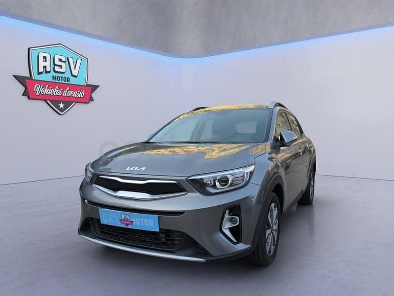 Usado Kia Stonic 100 CV (73 kW) 2025 Gris / plata SUV