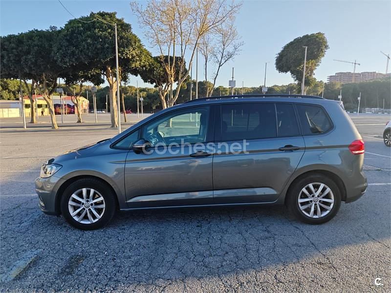 Usado VW Touran Advance 115 CV (84 kW) 2018 Gris / plata Monovolumen