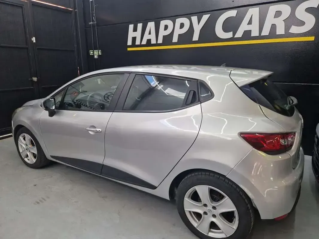 Usado Renault Clio IV 90 CV (66 kW) 2015 Plateado Utilitario