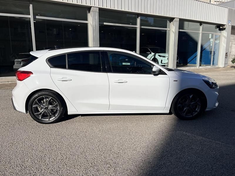 Usado Ford Focus ST-Line 125 CV (91 kW) 2022 Blanco Berlina