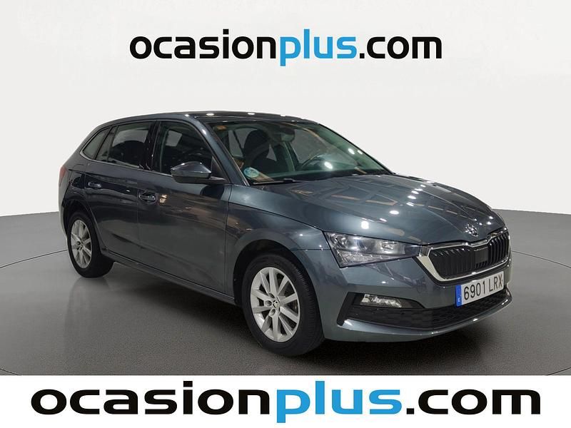 Usado Skoda Scala Ambition 110 CV (80 kW) 2021 Gris Utilitario