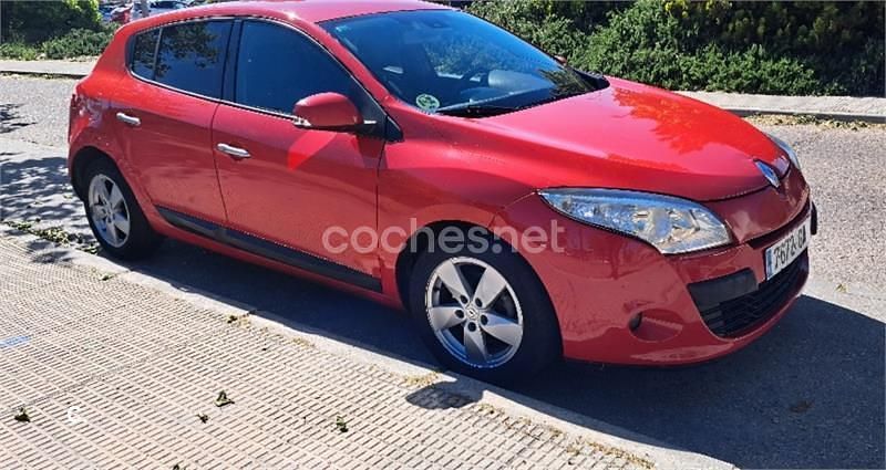 Usado Renault Mégane Dynamique 105 CV (77 kW) 2009 Rojo Berlina