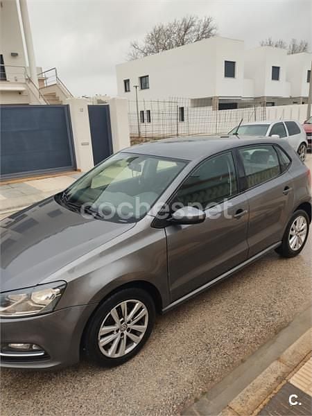 Usado VW Polo Advance 90 CV (66 kW) 2017 Gris / plata Berlina
