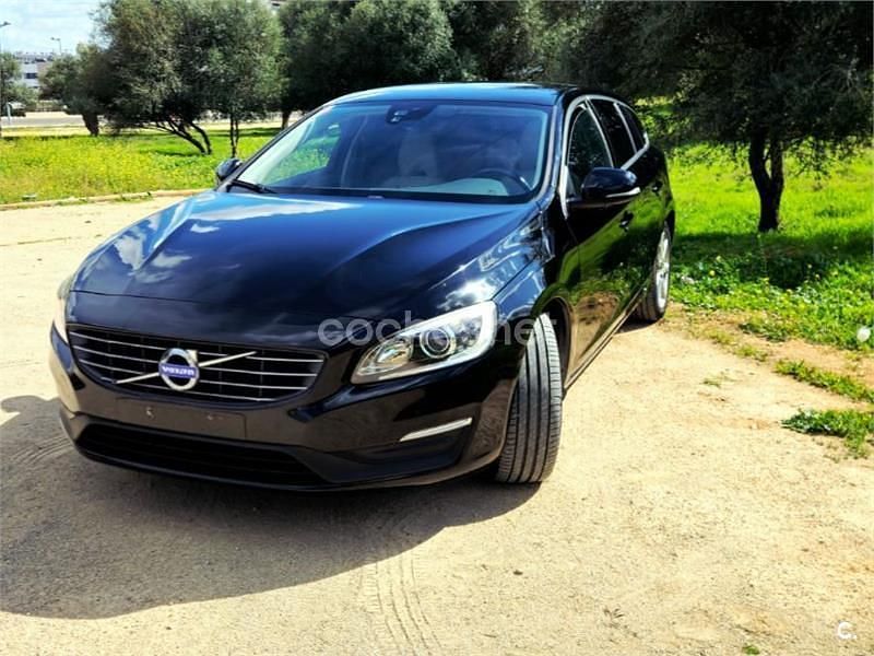 Usado Volvo V60 Momentum 150 HP (110 kW) 2017 Preto Carrinha