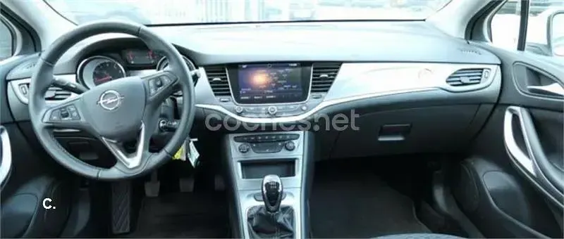 Usado Opel Astra Excellence 150 CV (110 kW) 2019 Blanco Familiar
