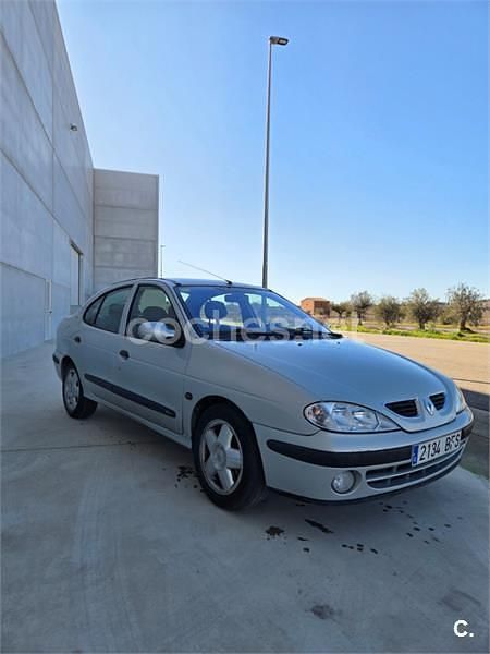 Usado Renault Mégane Privilege 110 CV (80 kW) 2001 Gris / plata Berlina