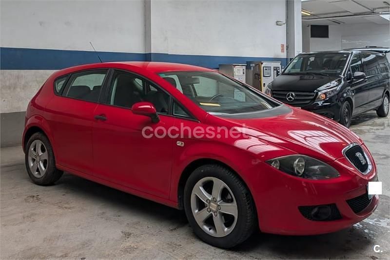 Usado Seat Leon Sport 105 CV (77 kW) 2008 Rojo Utilitario