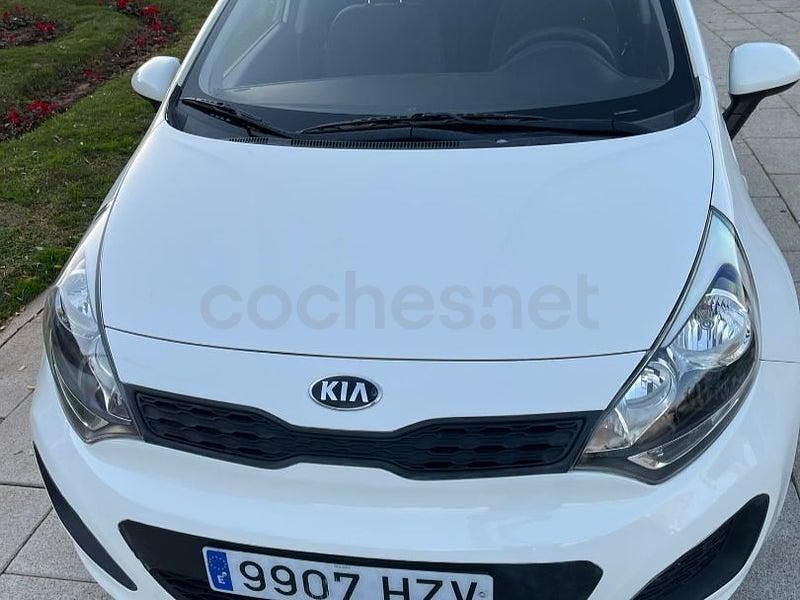 Usado Kia Rio 85 CV (62 kW) 2014 Blanco Berlina
