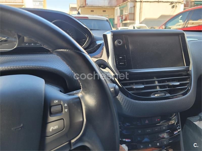 Usado Peugeot 2008 Allure 120 CV (88 kW) 2017 Blanco SUV