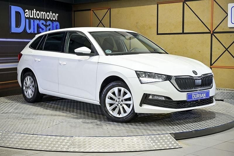 Usado Skoda Scala Ambition 110 CV (80 kW) 2023 Blanco Utilitario