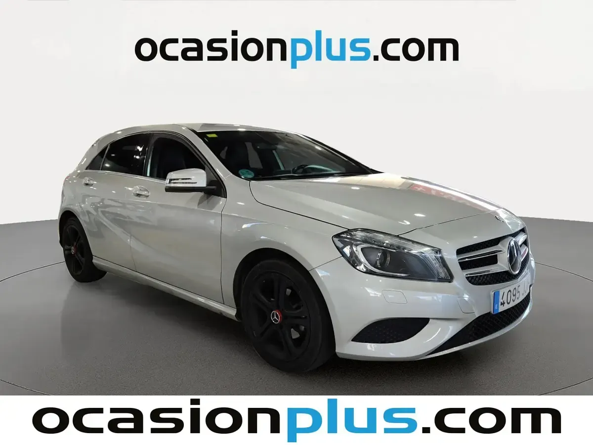 Usado Mercedes A180 Urban 109 CV (80 kW) 2015 Gris plata Utilitario