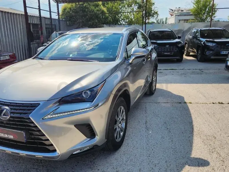 Usado Lexus NX300h Business Edition 197 CV (144 kW) 2021 Gris / plata SUV