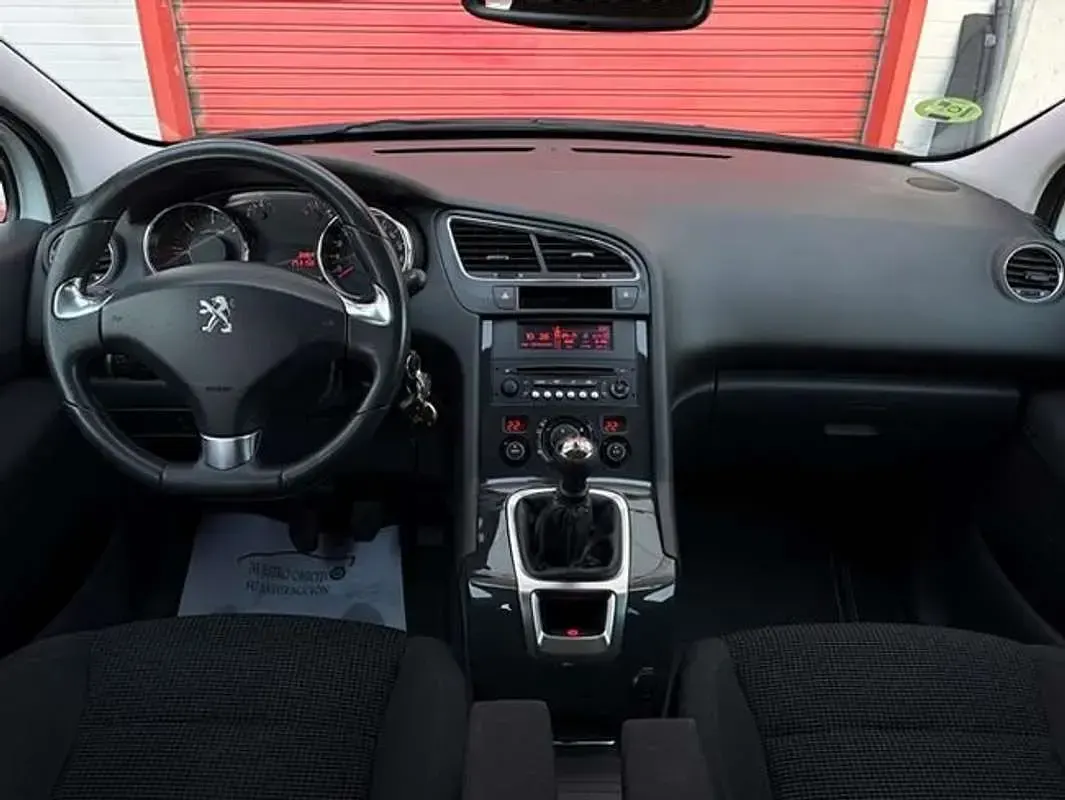 Usado Peugeot 5008 Style 120 CV (88 kW) 2014 Blanco Monovolumen