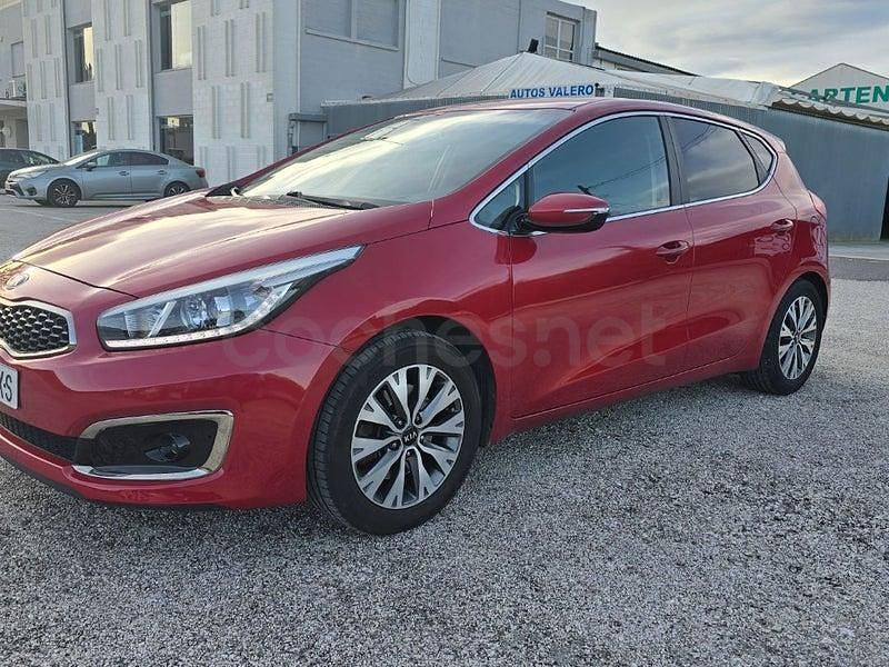 Usado Kia Ceed 100 CV (73 kW) 2017 Granate Utilitario