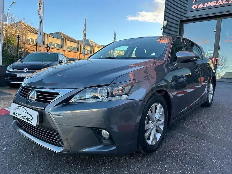 Usado Lexus CT200h Executive Line 136 CV (100 kW) 2014 Gris / plata Berlina