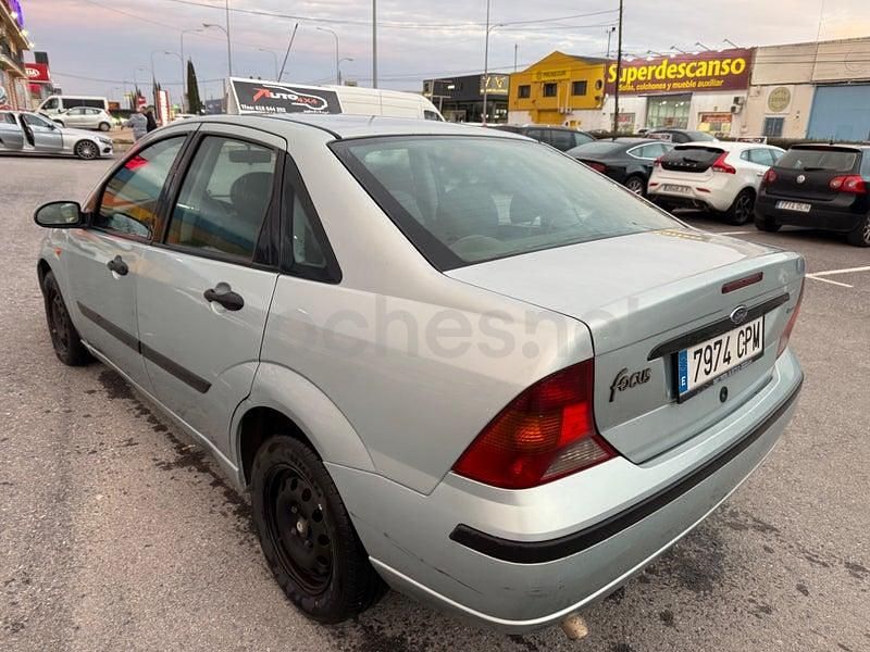 Begagnad Ford Focus Ghia 100 HK (73 kW) 2004 Grå Sedan