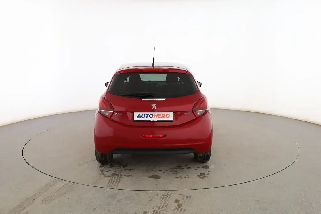 Usado Peugeot 208 Allure 82 CV (60 kW) 2016 Rojo Utilitario
