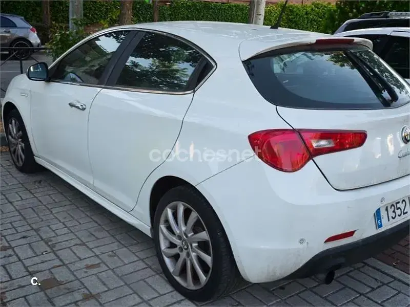 Usado Alfa Romeo Giulietta Distinctive 140 CV (102 kW) 2012 Blanco Utilitario