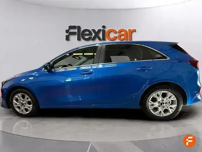 Usado Kia Ceed 136 CV (100 kW) 2023 Azul Utilitario