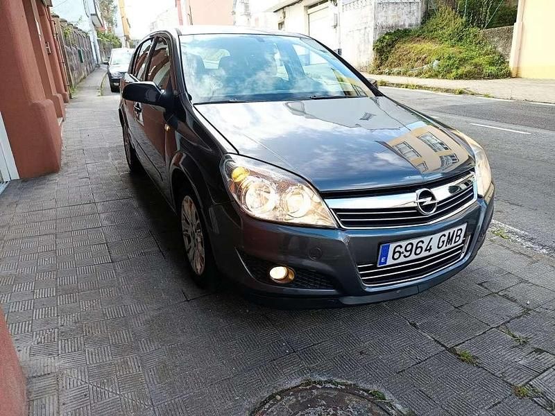 Gris Usado 2009 Opel Astra Sport Utilitario | 3890 € (Precio justo) - Imagen 1/4