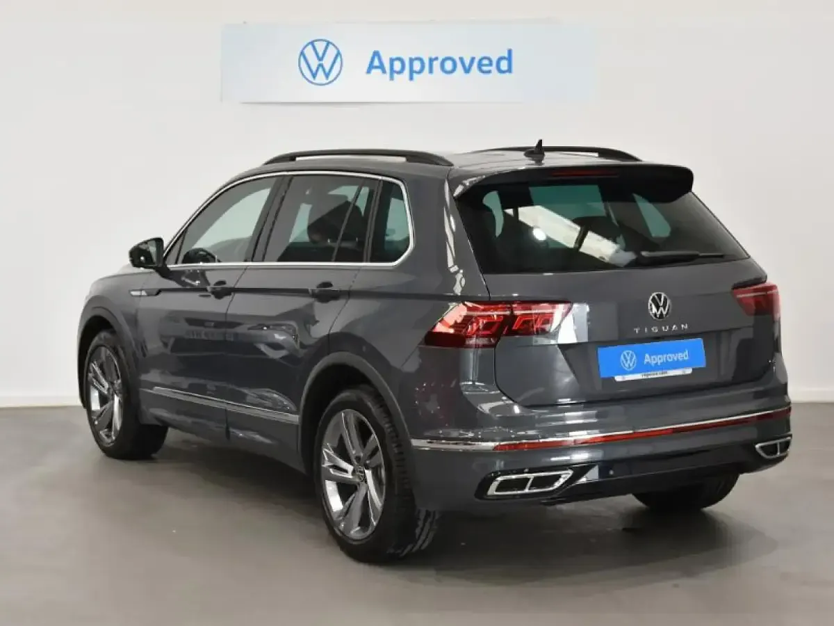 Usado VW Tiguan R-line 150 CV (110 kW) 2022 Gris/plata SUV