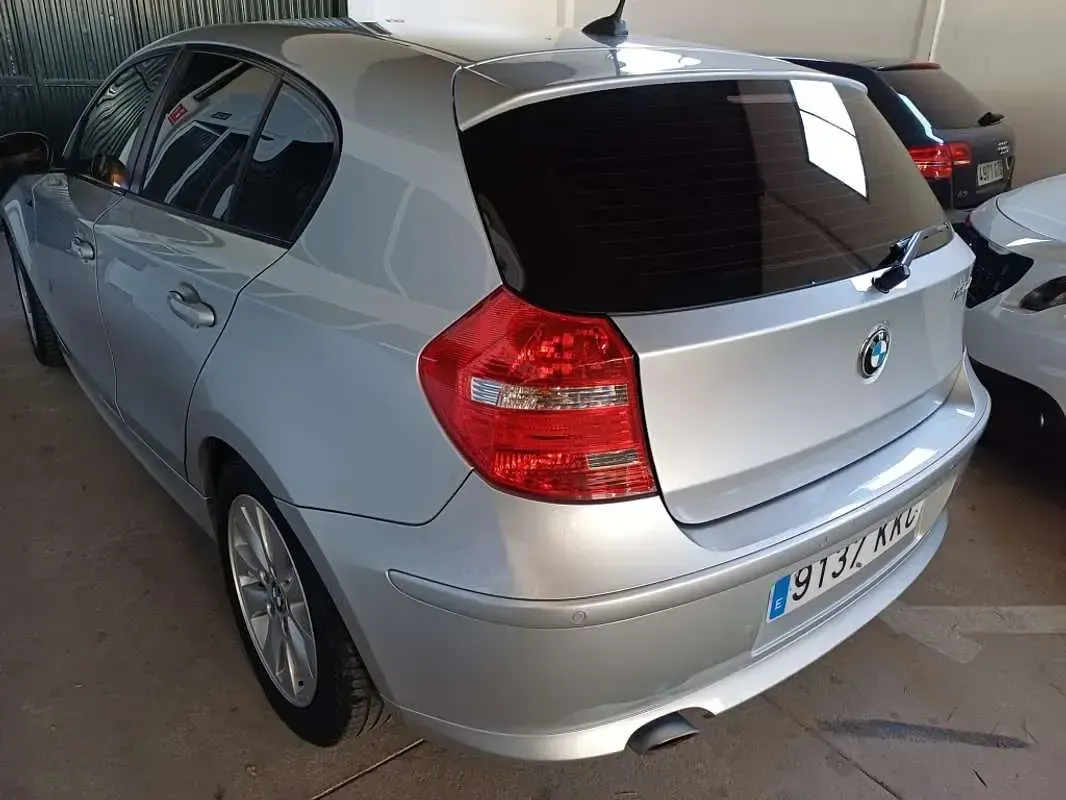 Usado BMW 120 177 CV (130 kW) 2009 Gris Utilitario
