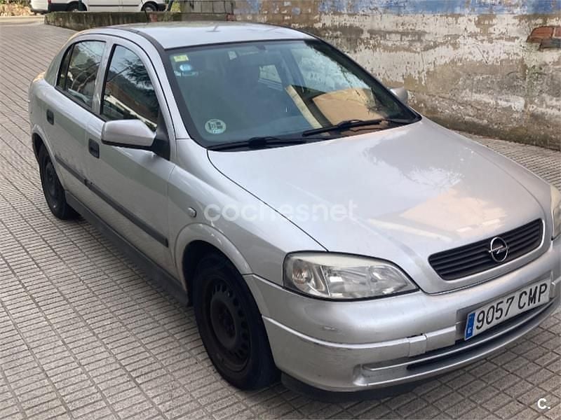 Gris / plata Usado 2003 Opel Astra Club Berlina | 2350 € (Precio justo) - Imagen 1/4