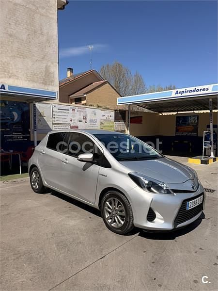 Usado Toyota Yaris Hybrid Active 100 CV (73 kW) 2012 Gris / plata Berlina