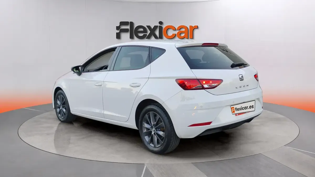 Usado Seat Leon ST Style 131 CV (96 kW) 2019 Blanco Familiar