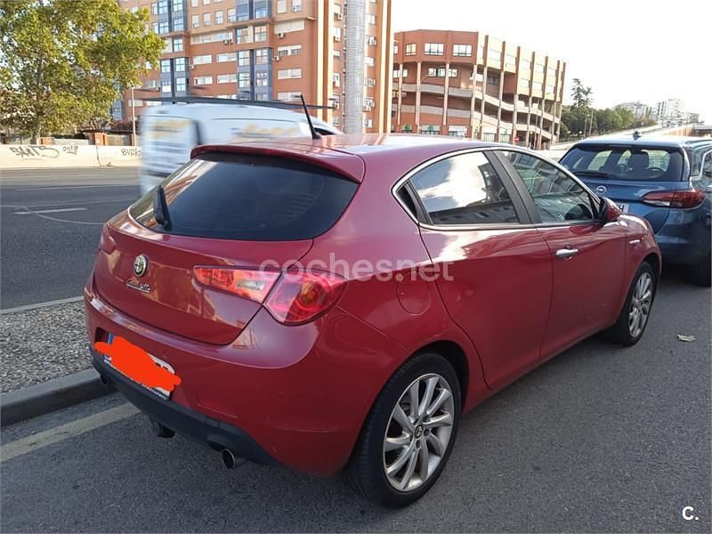 Rojo Usado 2011 Alfa Romeo Giulietta Distinctive Berlina | 7900 € (Precio justo) - Imagen 1/4