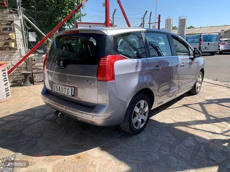 Usado Peugeot 5008 Active 115 CV (84 kW) 2013 Gris Monovolumen