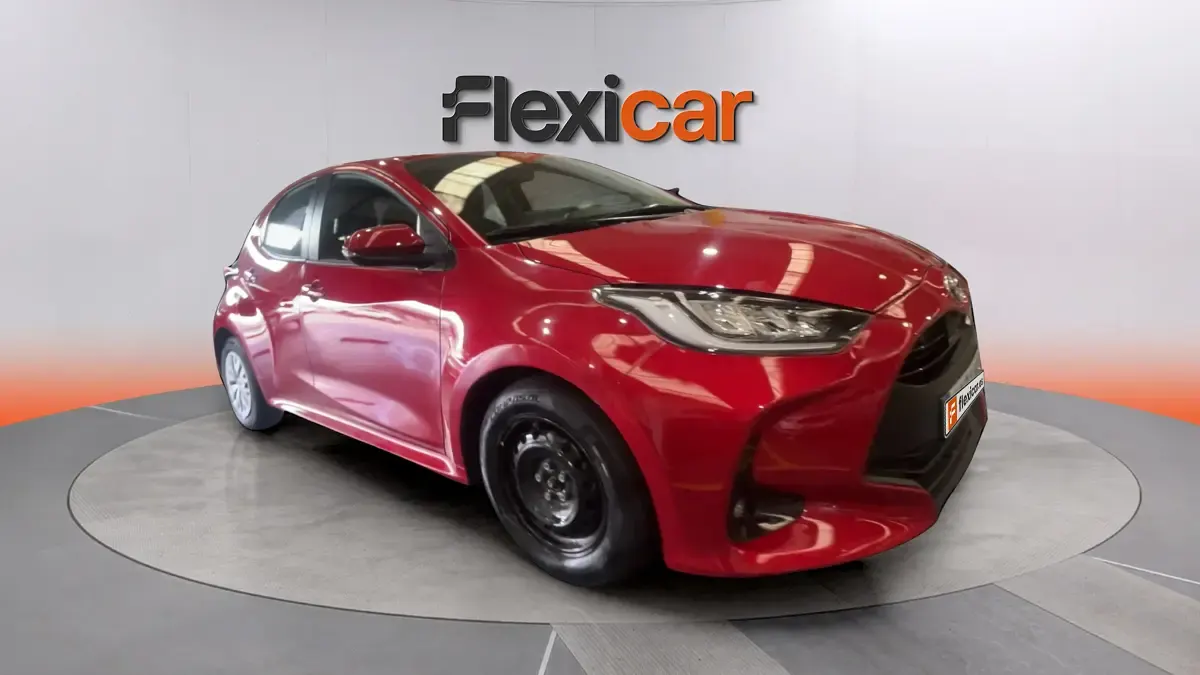 Usado Toyota Yaris Hybrid Active 116 CV (85 kW) 2023 Granate Berlina