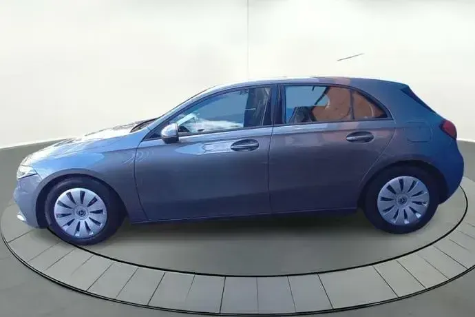 Usado Mercedes A180 116 CV (85 kW) 2019 Gris Utilitario
