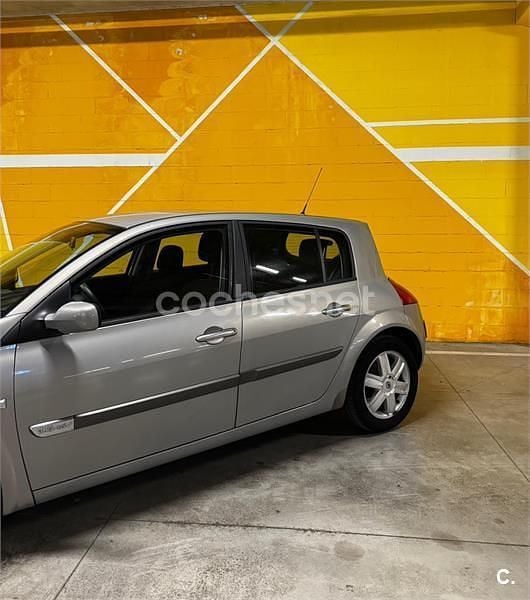 Usado Renault Mégane II Dynamique 98 CV (72 kW) 2005 Gris / plata Berlina