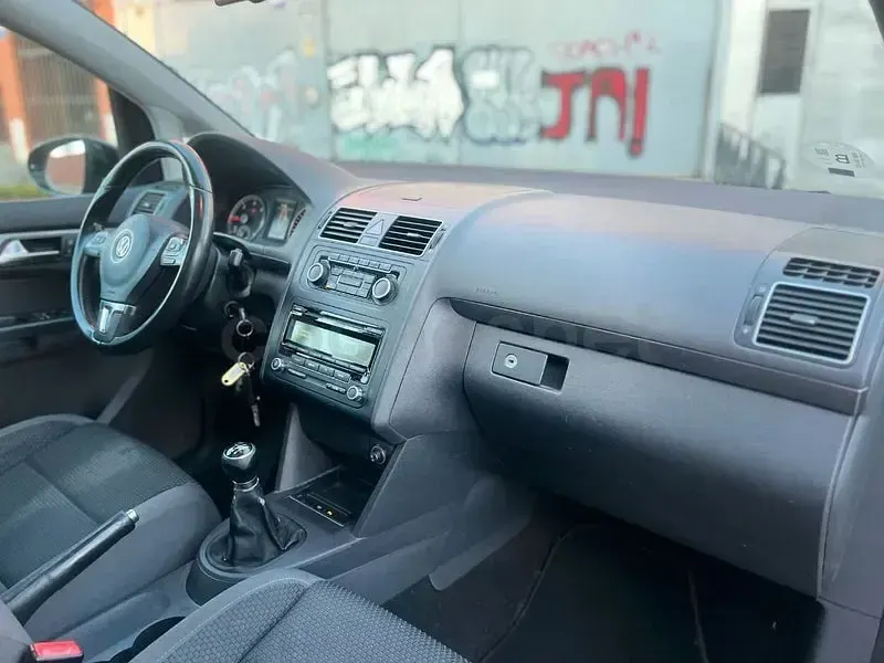Begagnad VW Touran Advance 105 HK (77 kW) 2012 Svart Minibuss