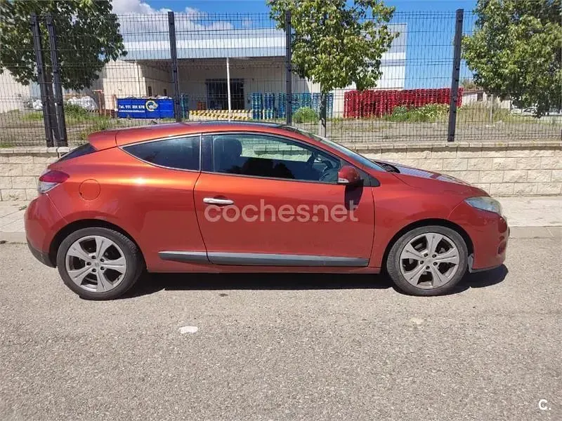 Usado Renault Mégane Dynamique 110 CV (80 kW) 2011 Naranja Berlina