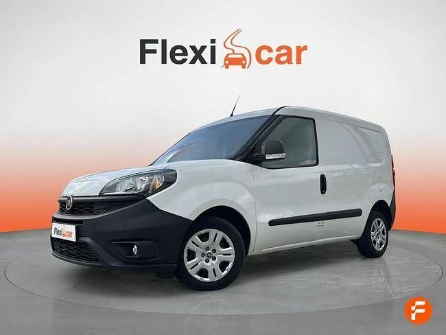 Usado Fiat Doblò Easy 105 CV (77 kW) 2022 Blanco Monovolumen