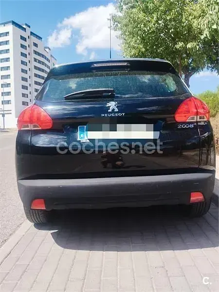 Usado Peugeot 2008 Allure 120 CV (88 kW) 2014 Negro SUV