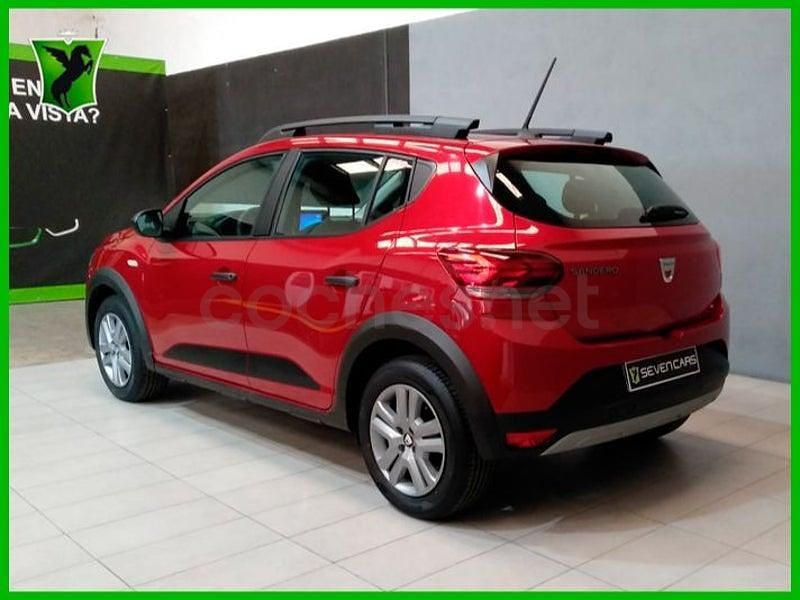 Usado Dacia Sandero Essentiel 100 CV (73 kW) 2021 Granate Berlina